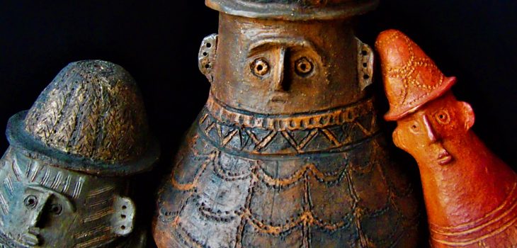 rzeźby ceramiczne urny twarzowe